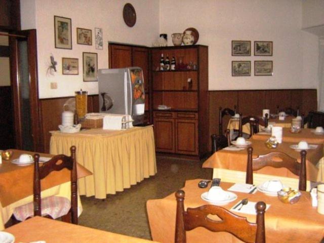 Week End Hotel